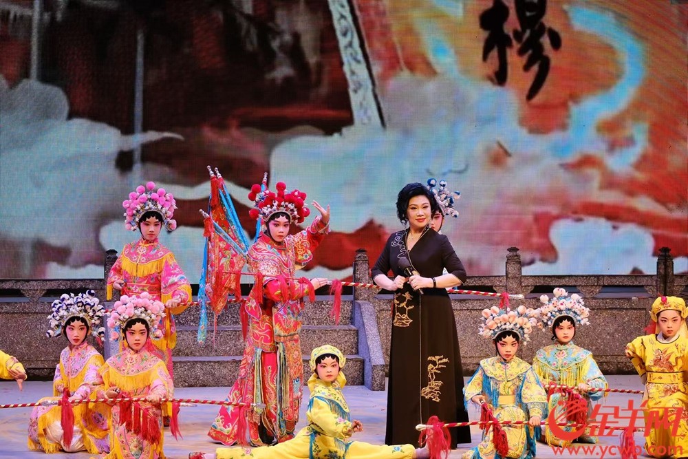  梅花奖获得者、粤剧艺术博物馆少儿粤剧传承基地导师曾慧和学员表演折子戏《穆桂英》