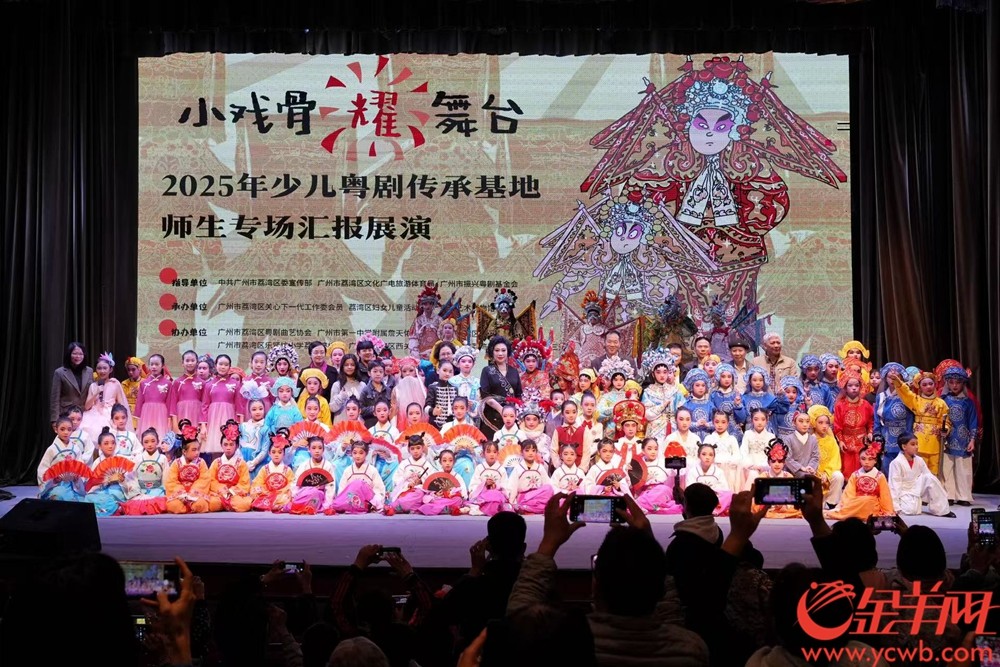  表演结束嘉宾来到台上与小演员们大合影