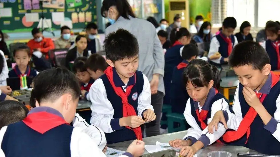 广州市越秀区旧部前小学学生在完成科技类课程 校方供图
