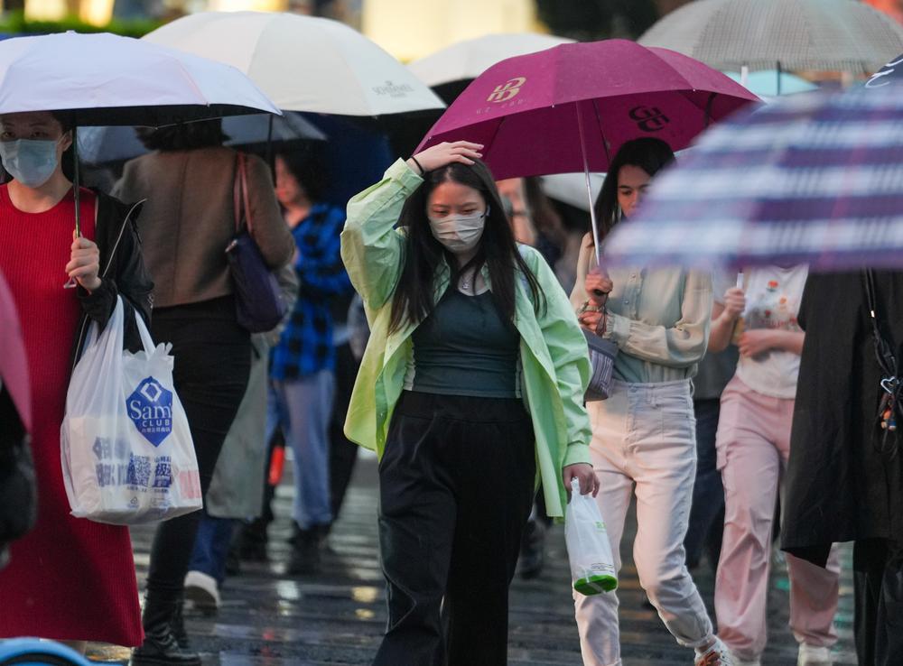  3月3日晚高峰，广州市民在风雨中出行。羊城晚报记者 梁怿韬 摄