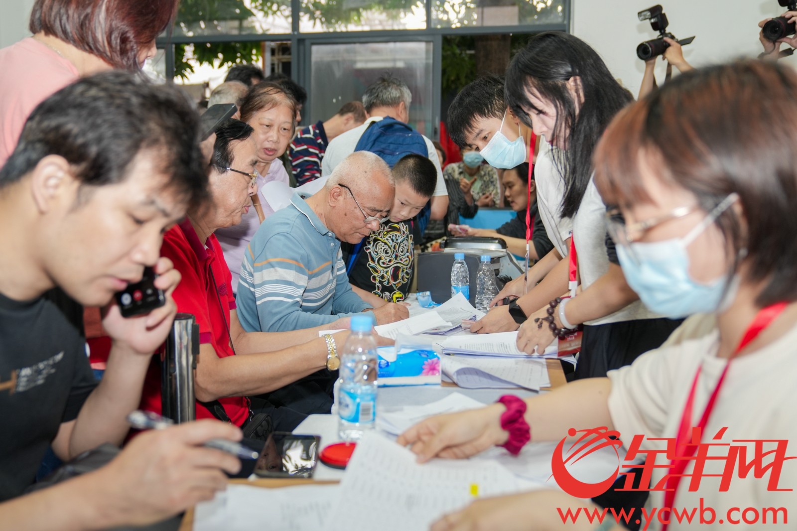  现场向已签约权属人派发奖励，村民排队办理手续