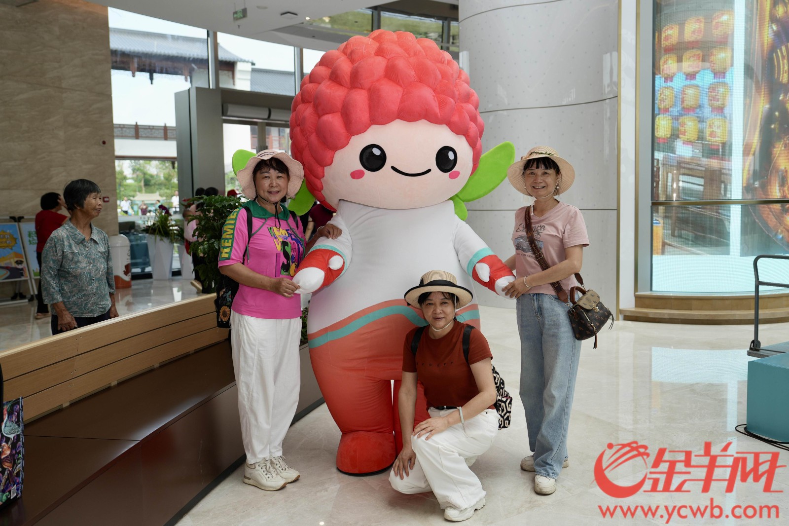 旅客和村民在服务区内打卡