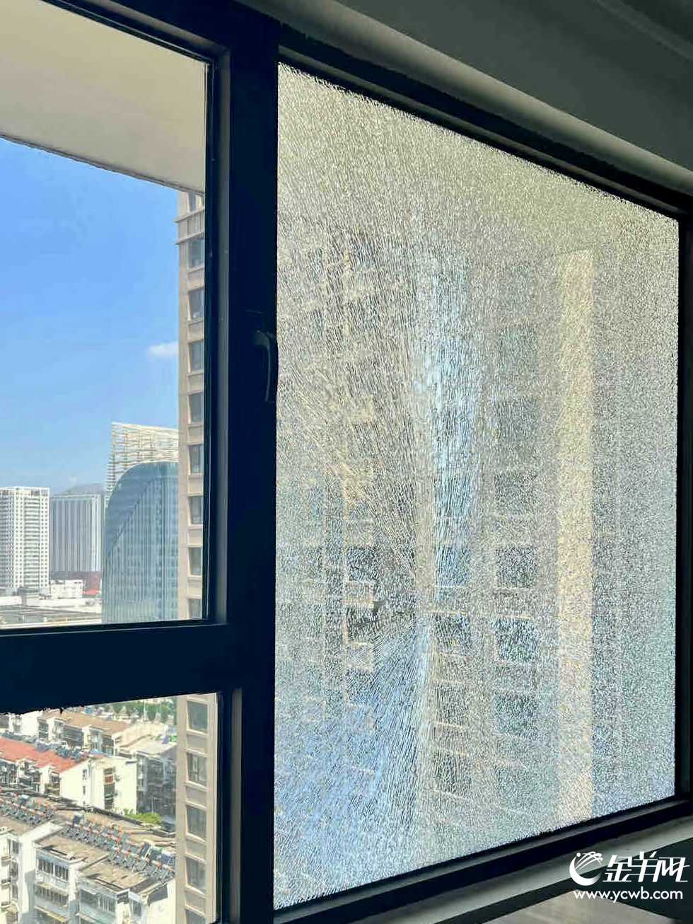  玻璃窗户自曝后要及时处理