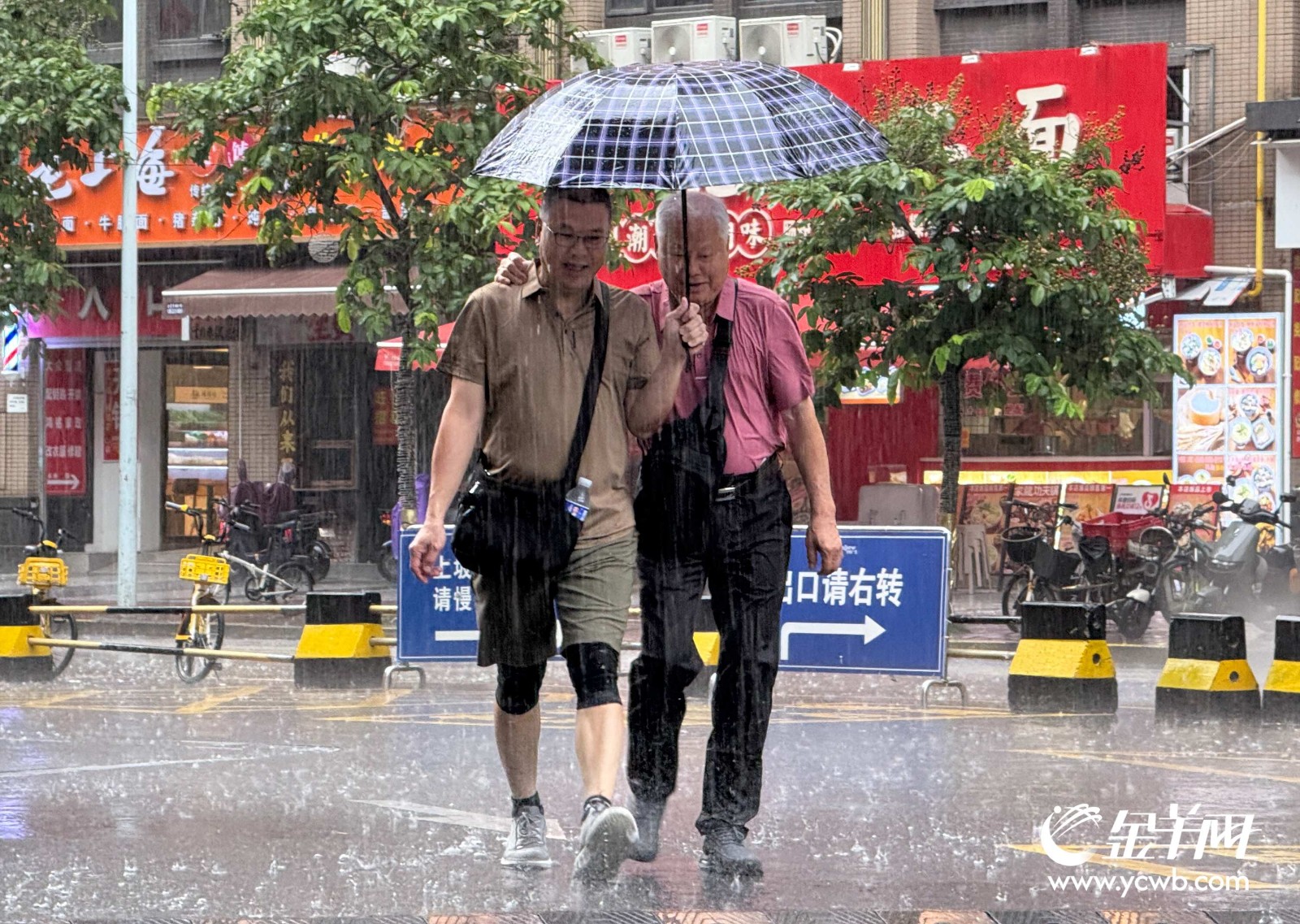  8月4日，广州市民在暴雨天气中出行。羊城晚报记者 梁怿韬 摄