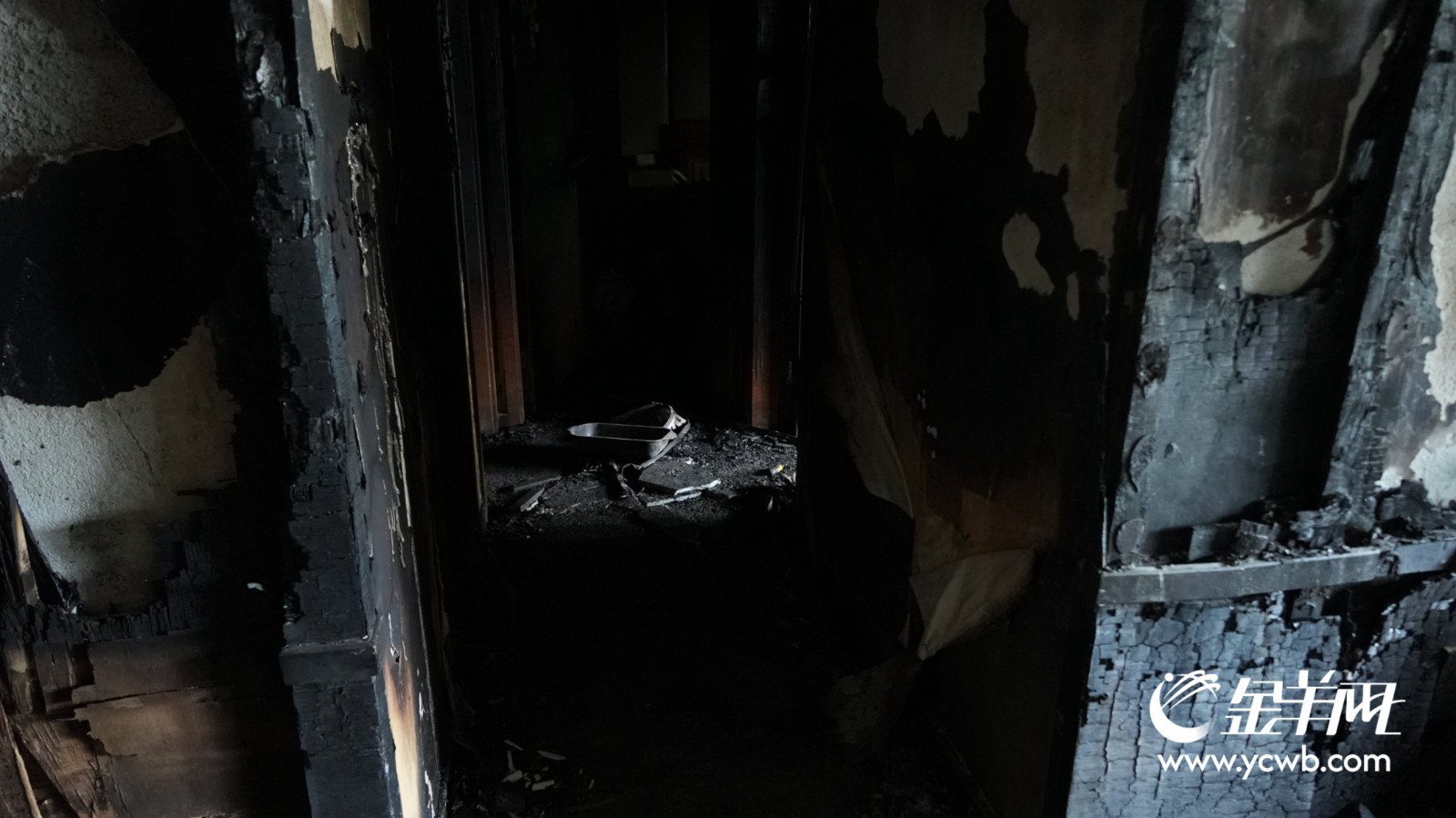  羊城晚报记者重返火灾事发住宅，现场许多室内陈设已被燃烧为灰烬