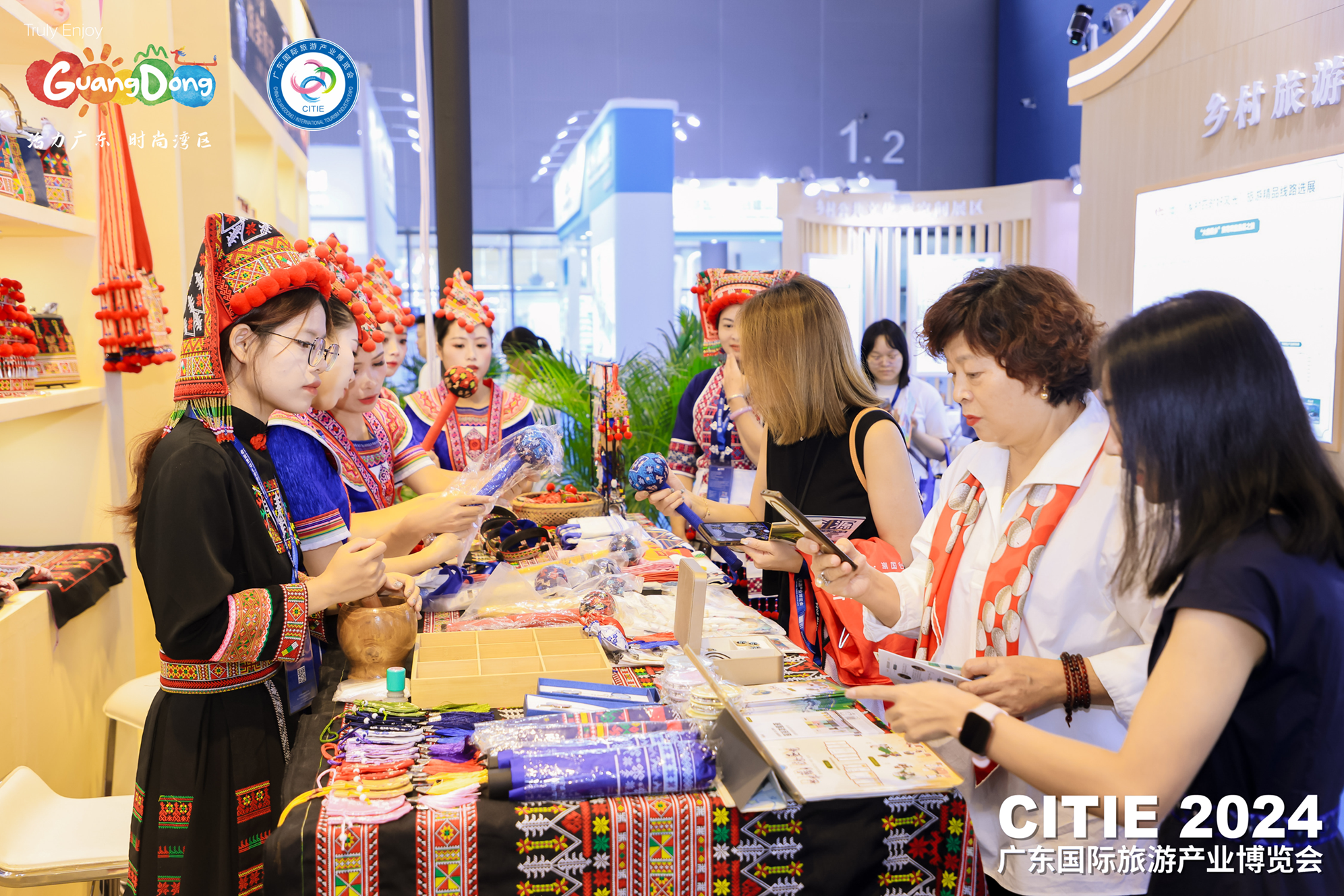 上届旅博会上少数民族特色产品展销