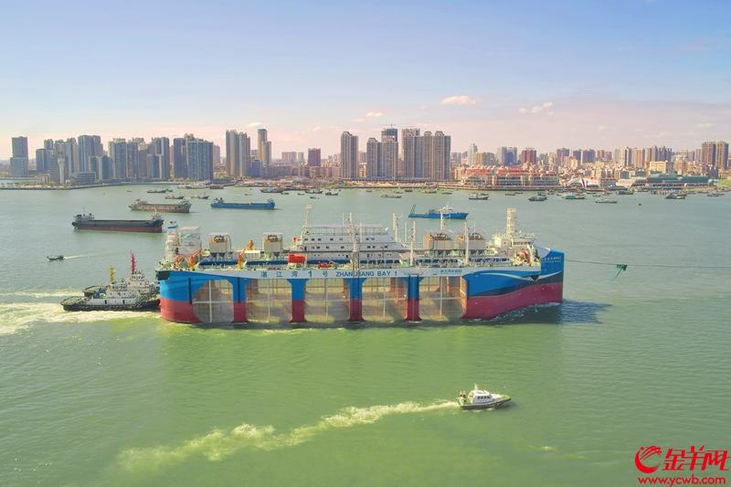 海巡船护航“湛江湾1号”。通讯员 李乾源 叶建大 摄