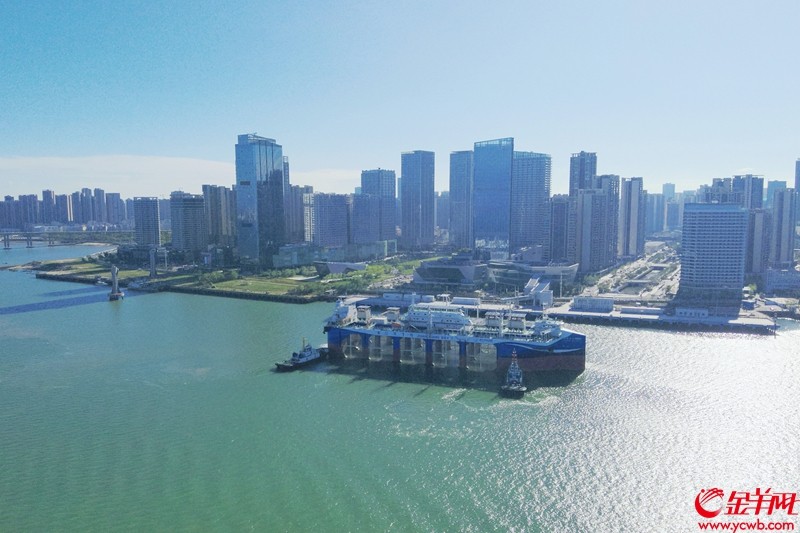 “湛江湾1号”顺利靠泊。通讯员 王推陈 摄