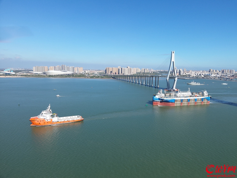 “湛江湾1号”过海湾大桥。通讯员 王推陈 摄