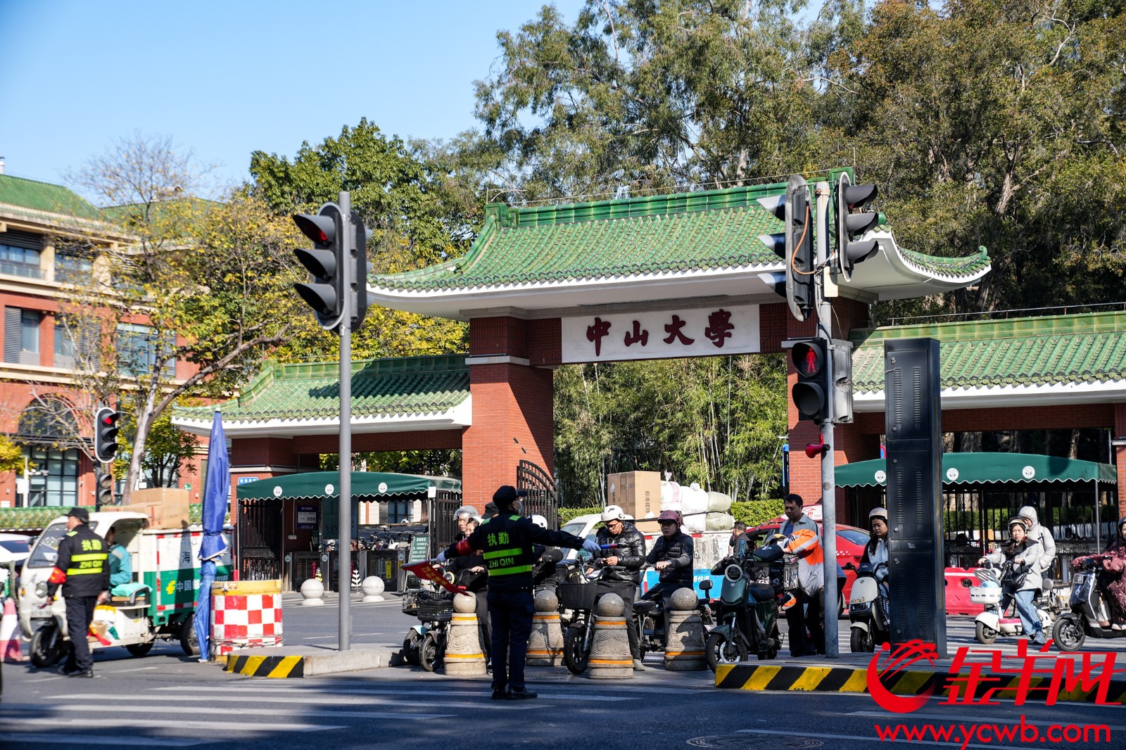 1月9日上午，广州海珠区新港西路段，广州交警设点查处电动自行车（俗称“电鸡”）闯禁行等交通违法行为。