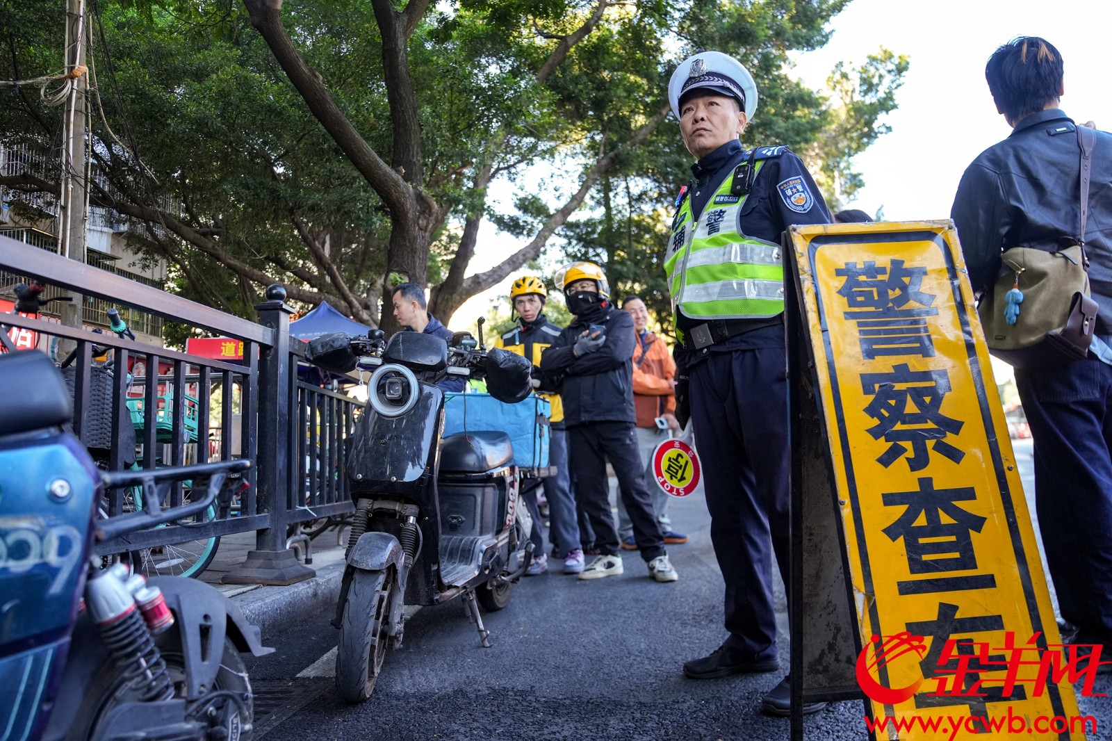  广州交警在现场查获无牌、遮挡号牌车辆。