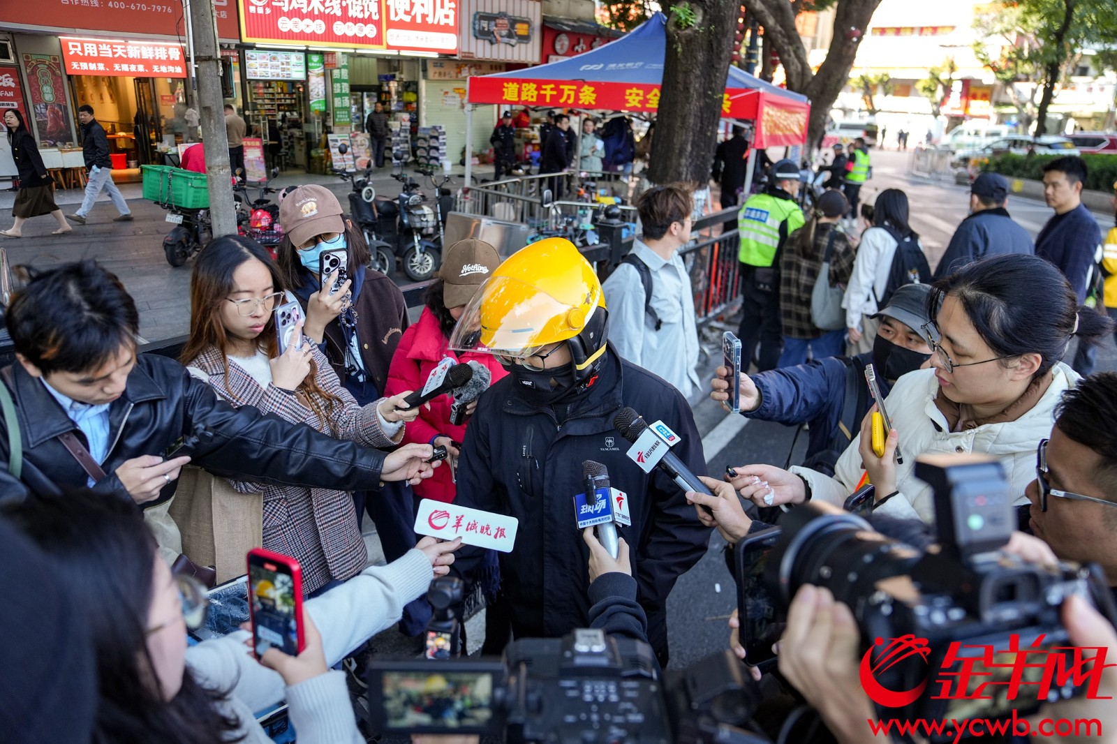 未按规定悬挂号牌车辆驾驶员接受媒体采访