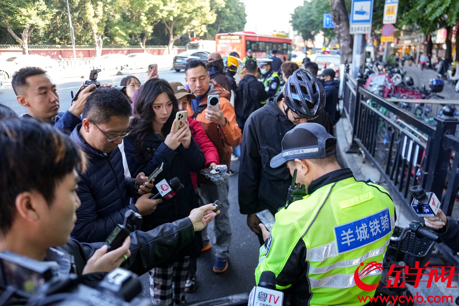  交警处置一起电动自行车违法行为
