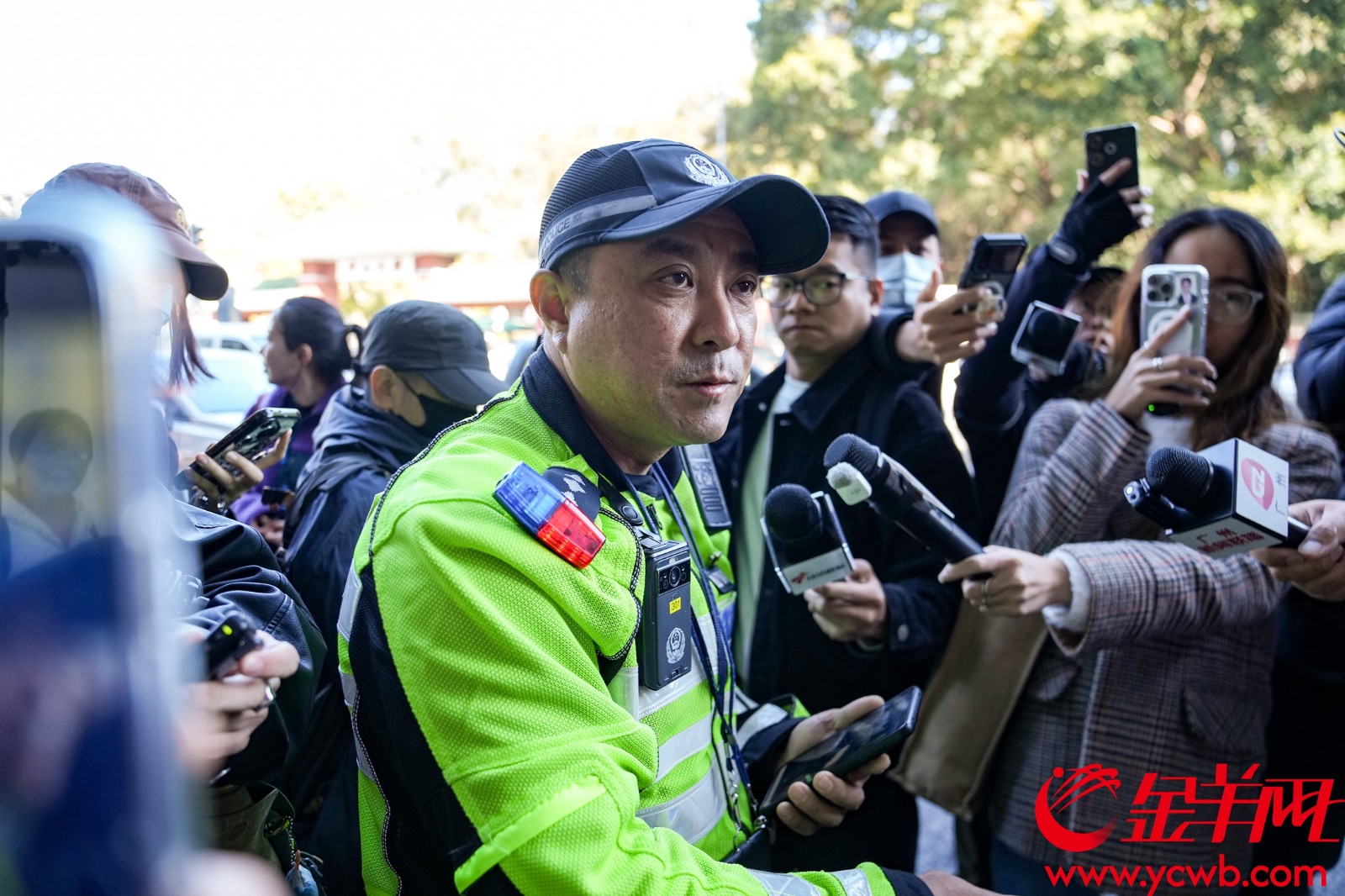  广州市公安局交通管理支队海珠大队叶警官接受记者采访