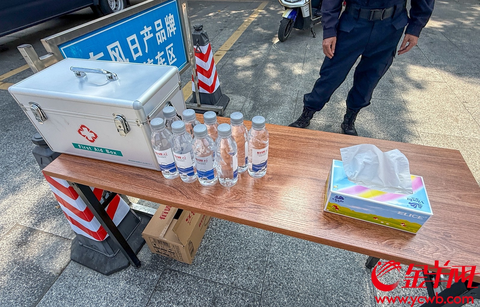 花都区人民政府大院，为入场停车人员提供饮用水应急药物等服务