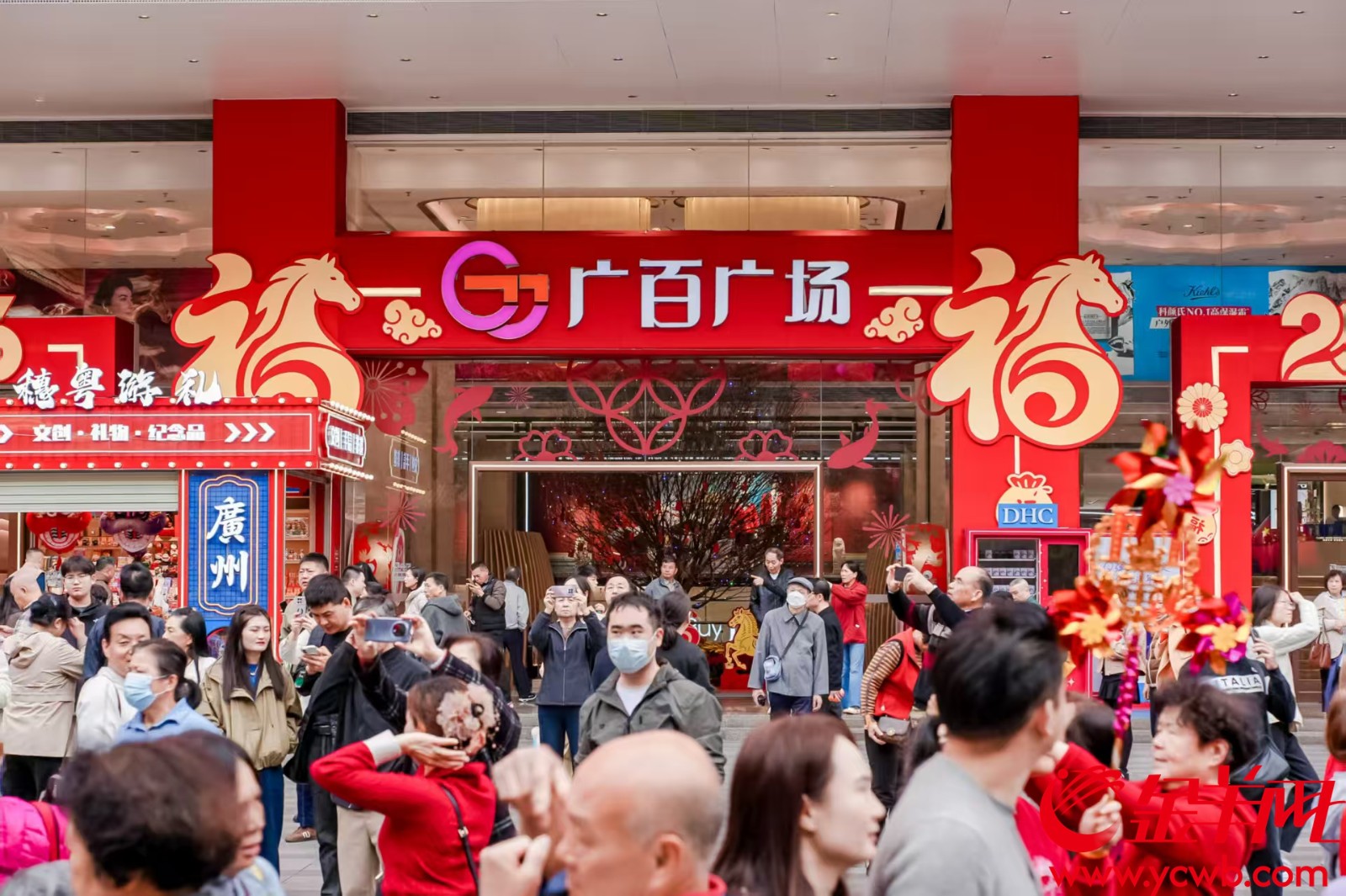 正月初一的北京路广百人气畅旺 正月初一的北京路广百人气畅旺