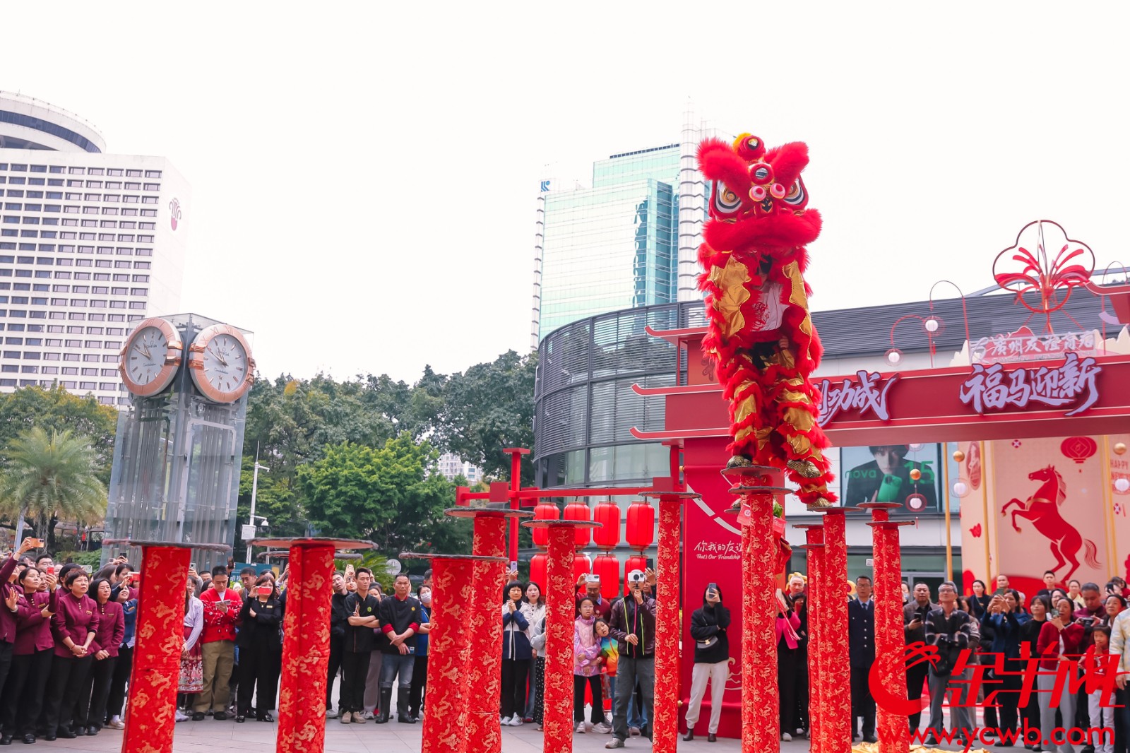 正月初一,各大商场舞狮庆祝 正月初一,各大商场舞狮庆祝