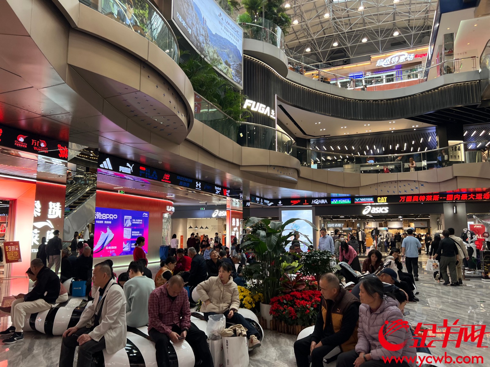 各大商场里市民游客逛街中,各项购物补贴拉满 各大商场里市民游客逛街中,各项购物补贴拉满