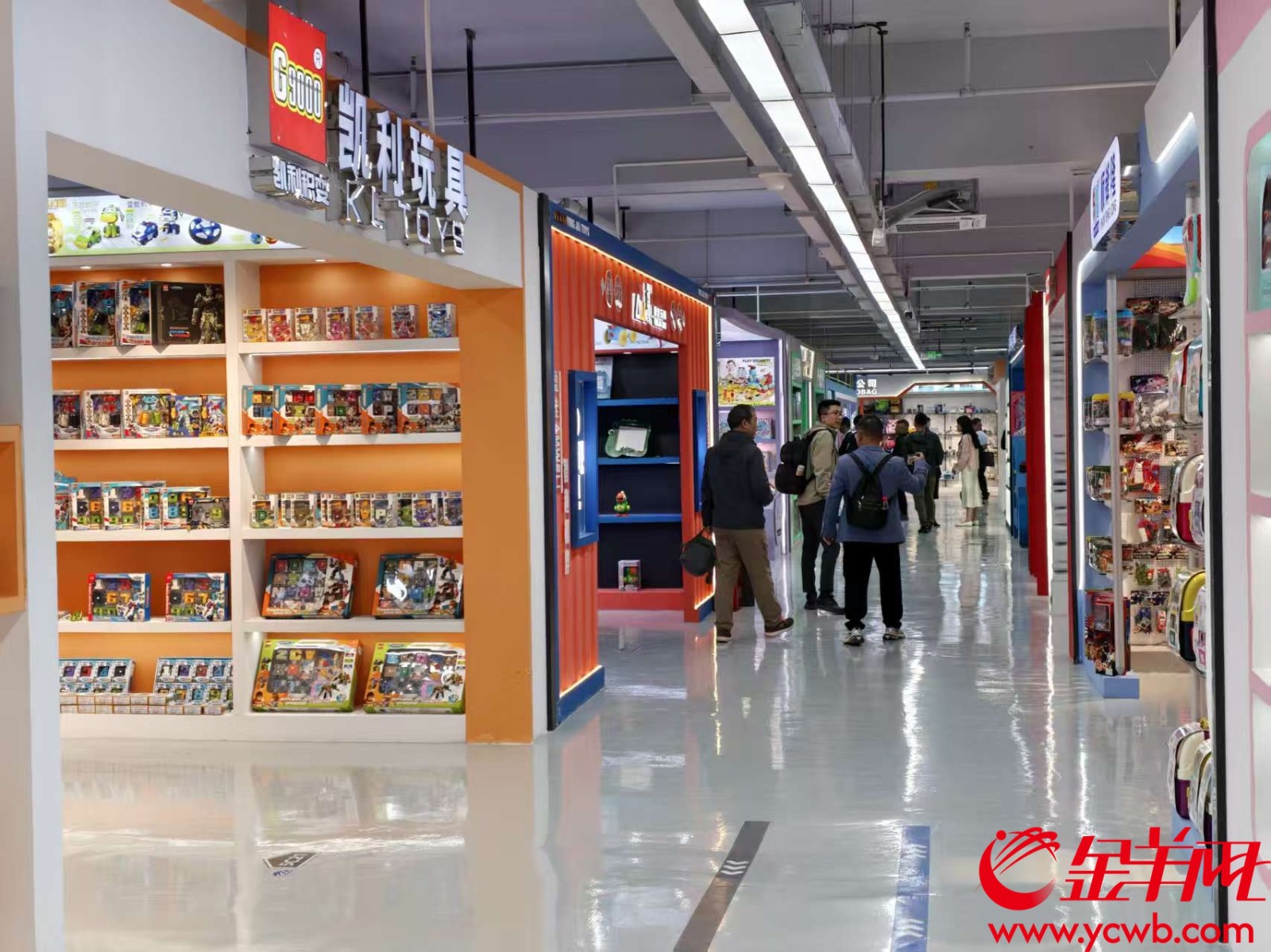 采购商及来宾在展厅参观选品