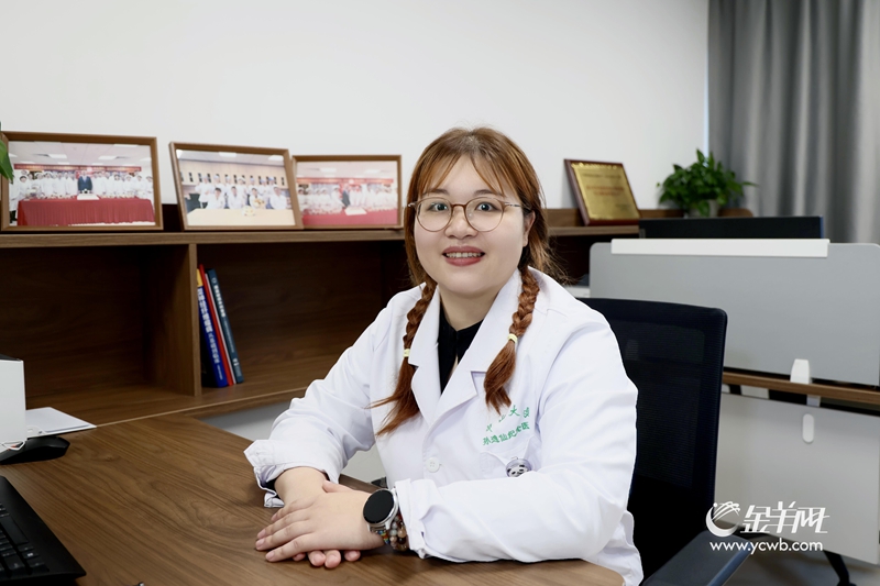 在广州市的中山大学孙逸仙纪念医院工作的口腔颌面外科女医生林欣祤。2007年,林欣祤即将读高中,在广东打拼多年的父亲决定把全家从台湾接来。羊城晚报记者 刘畅 摄 在广州市的中山大学孙逸仙纪念医院工作的口腔颌面外科女医生林欣祤。2007年,林欣祤即将读高中,在广东打拼多年的父亲决定把全家从台湾接来。羊城晚报记者 刘畅 摄