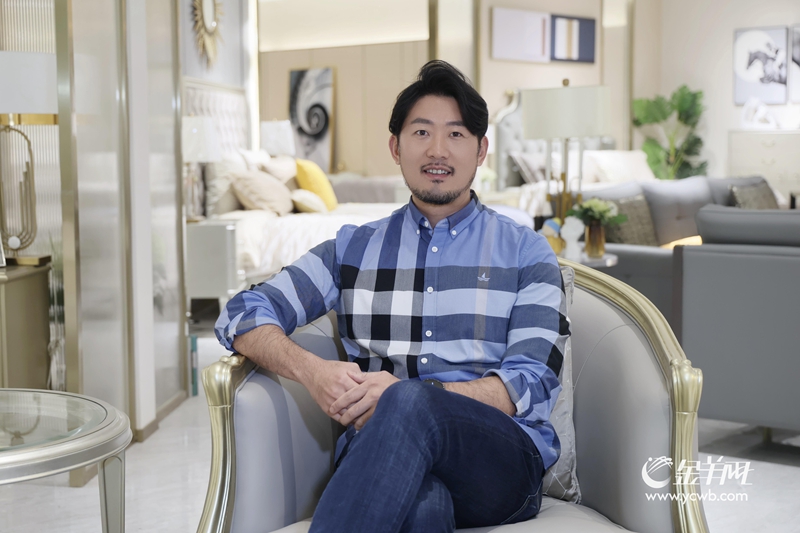 台湾青年黄冠杰是广东中山凯崴木业有限公司总经理,是一名留美归来的“80后”“创二代”,还是中山市台商投资企业协会副会长、青年会会长。羊城晚报记者 刘畅 摄 台湾青年黄冠杰是广东中山凯崴木业有限公司总经理,是一名留美归来的“80后”“创二代”,还是中山市台商投资企业协会副会长、青年会会长。羊城晚报记者 刘畅 摄