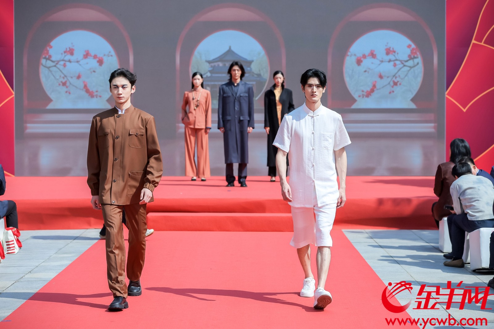 “世纪风范·衣脉相承”国风中山装服饰设计大赛成果走秀华丽登场 “世纪风范·衣脉相承”国风中山装服饰设计大赛成果走秀华丽登场