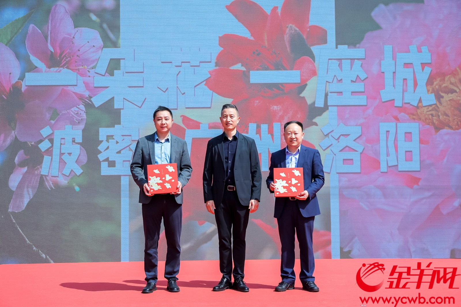 广州代表为波密、洛阳代表送上文创木棉丝巾 广州代表为波密、洛阳代表送上文创木棉丝巾