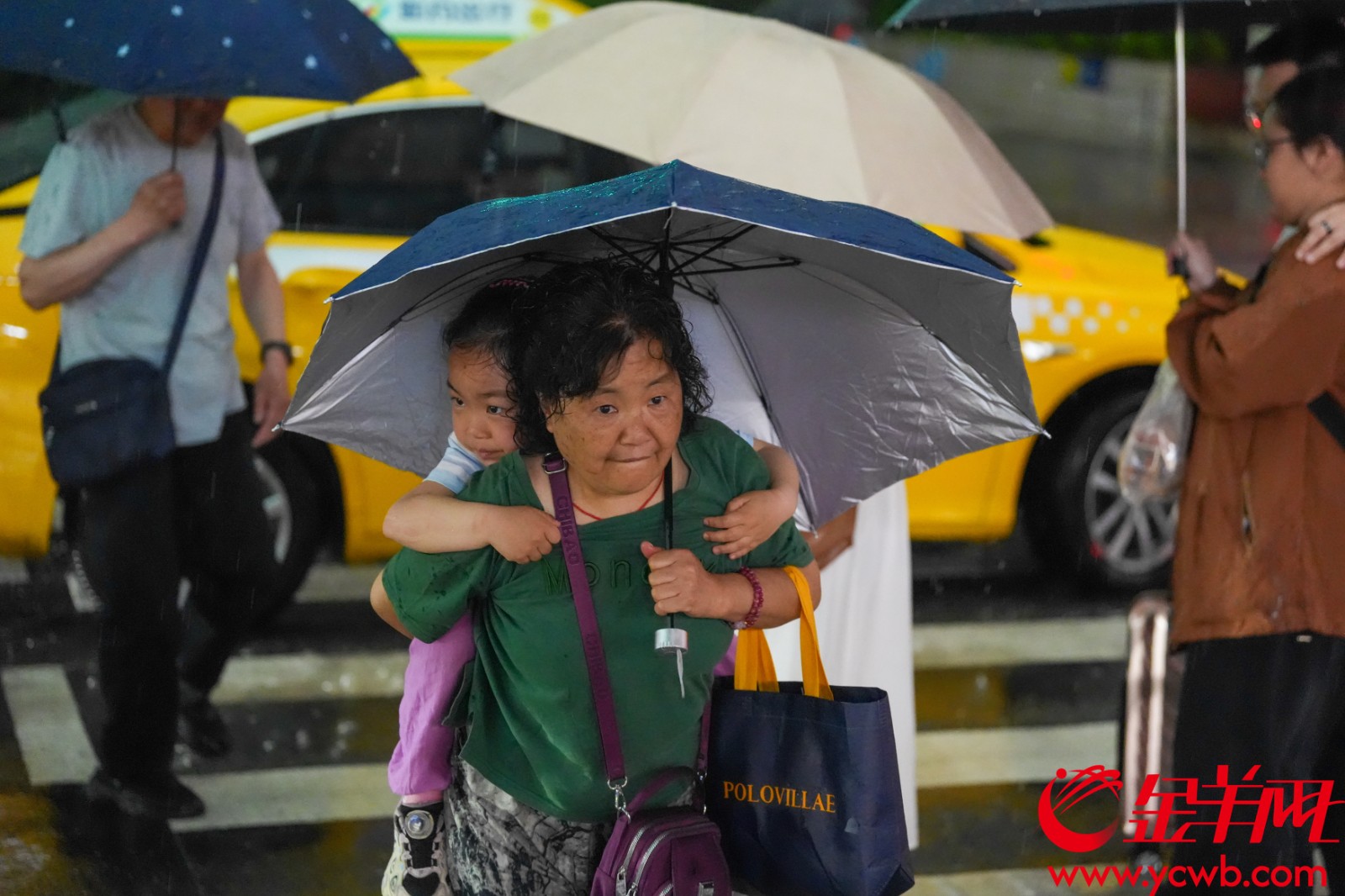 强对流天气中,广州市民雨中出行 强对流天气中,广州市民雨中出行