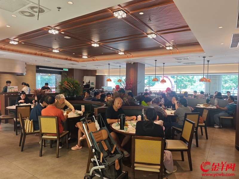 市民在茶楼吃广式早茶