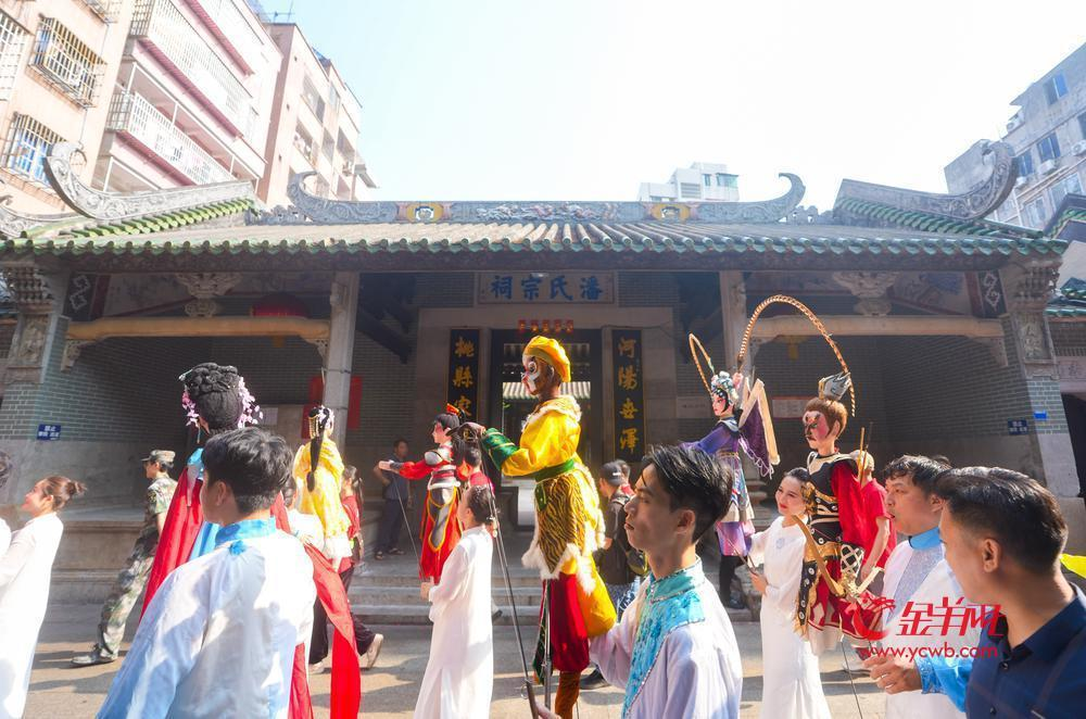 4月19日，北帝诞文化巡游队伍穿越广州市天河区石牌村旧村范围。