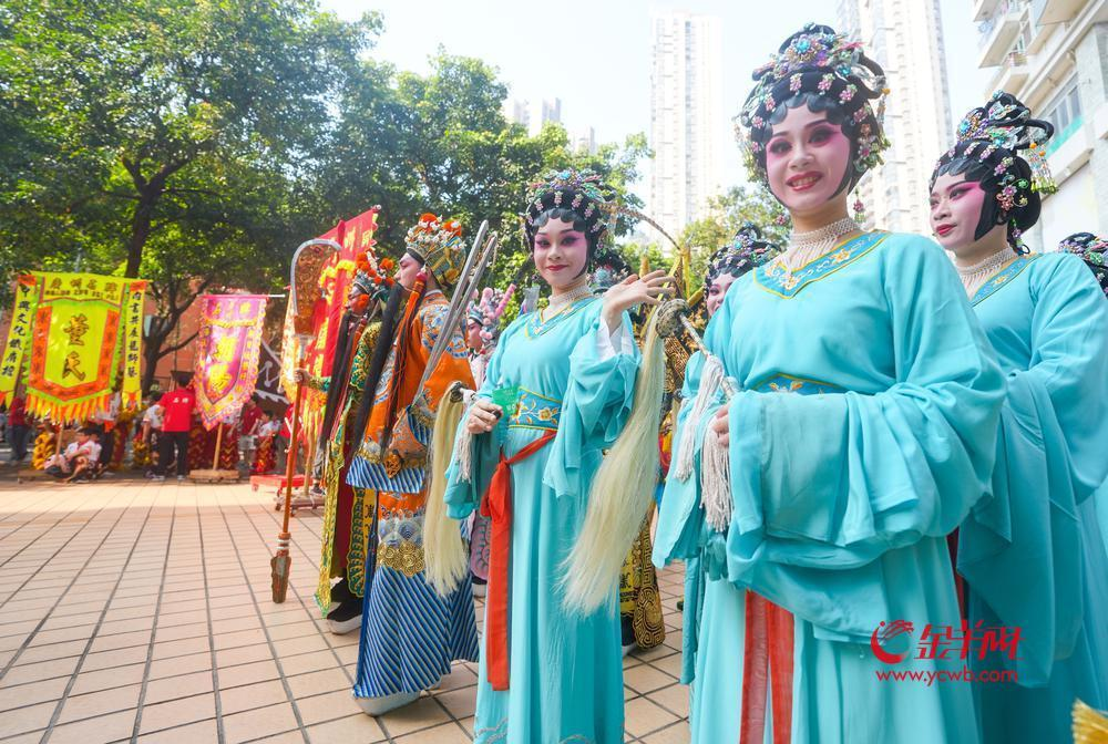 4月19日，参与北帝诞文化巡游的演员在石牌村新居范围为市民游客演出。