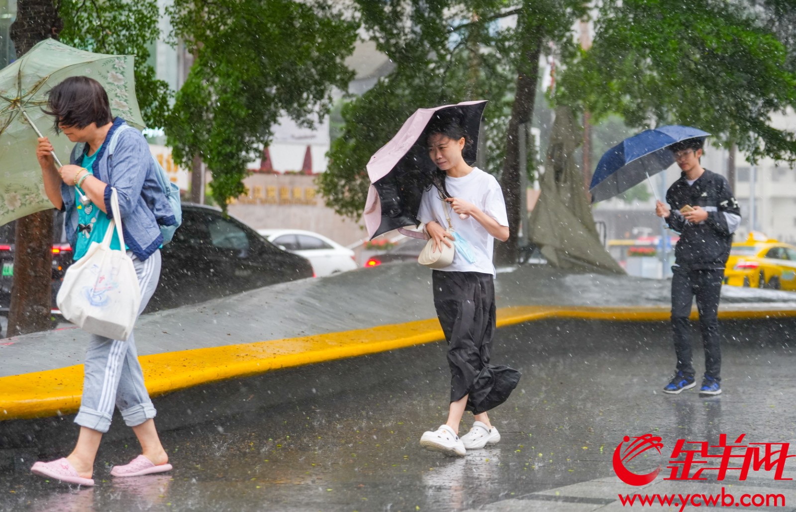    4月23日，广州市民在风雨中出行 梁怿韬 摄