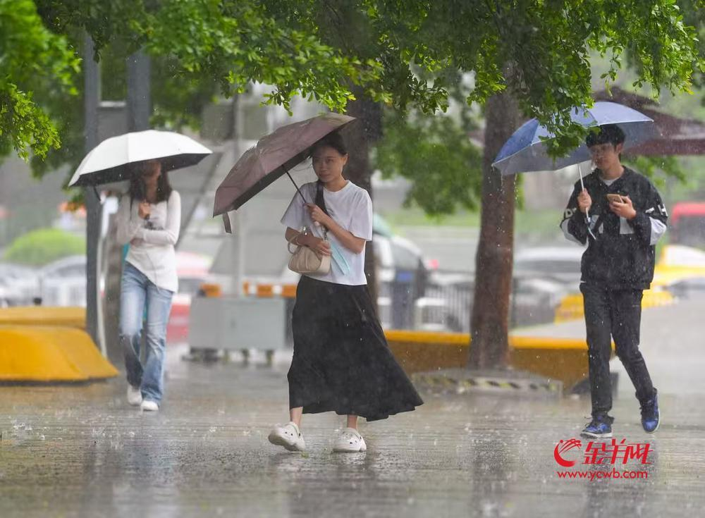  4月28日至29日广东或再迎强对流天气，街坊留意天气变化做好防御。羊城晚报记者 梁怿韬 摄（资料图片）