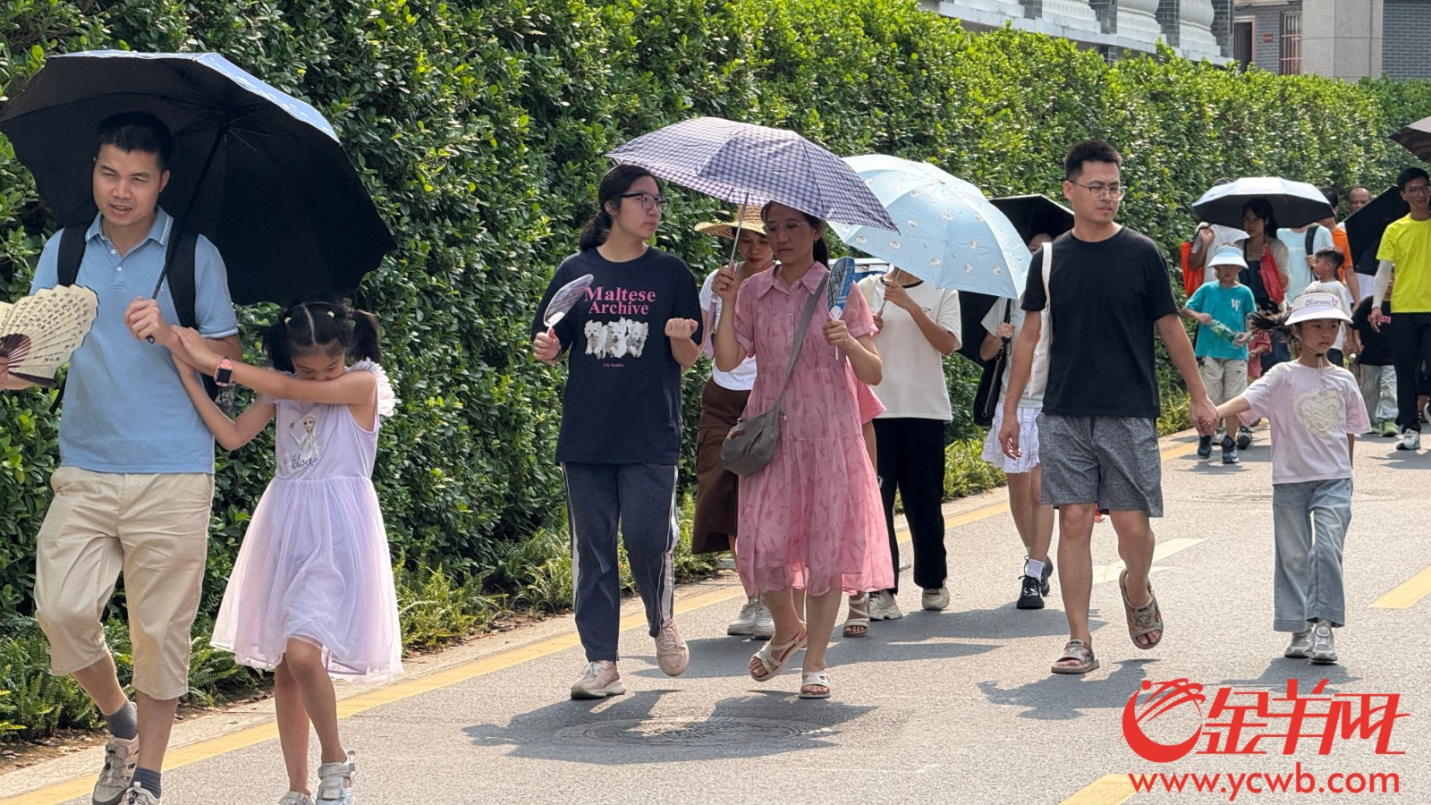 强降水减弱后广东高温天气渐趋明显,广东各地居民留意天气变化。羊城晚报记者 梁怿韬 摄(资料图片) 强降水减弱后广东高温天气渐趋明显,广东各地居民留意天气变化。羊城晚报记者 梁怿韬 摄(资料图片)