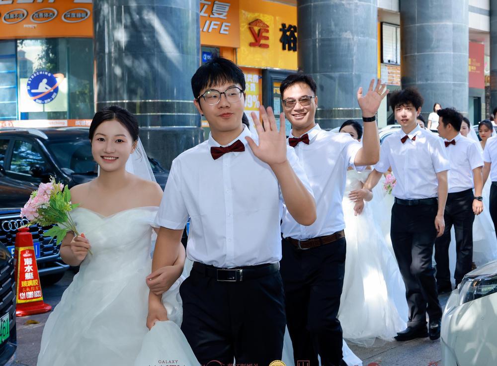 10对新人共赴山隐时光庄园参加集体婚礼 10对新人共赴山隐时光庄园参加集体婚礼