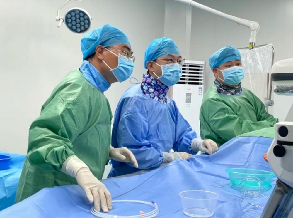 林海真(左一)投身医疗帮扶工作,完成惠水县人民医院首例下腔静脉滤器植入术 林海真(左一)投身医疗帮扶工作,完成惠水县人民医院首例下腔静脉滤器植入术