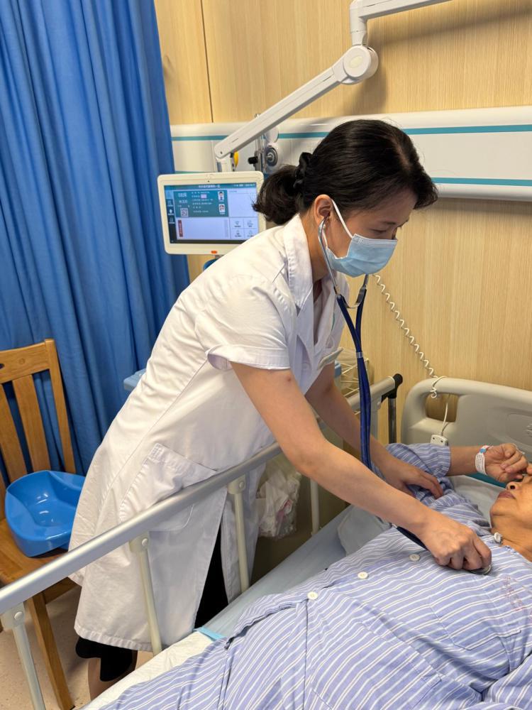 苏颖思为糖尿病患者查体 苏颖思为糖尿病患者查体