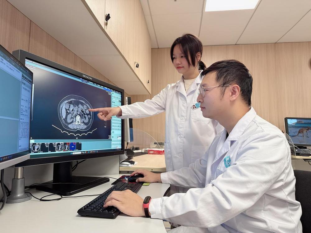黄伟刚孟雪莹共同在科室内阅片 黄伟刚孟雪莹共同在科室内阅片