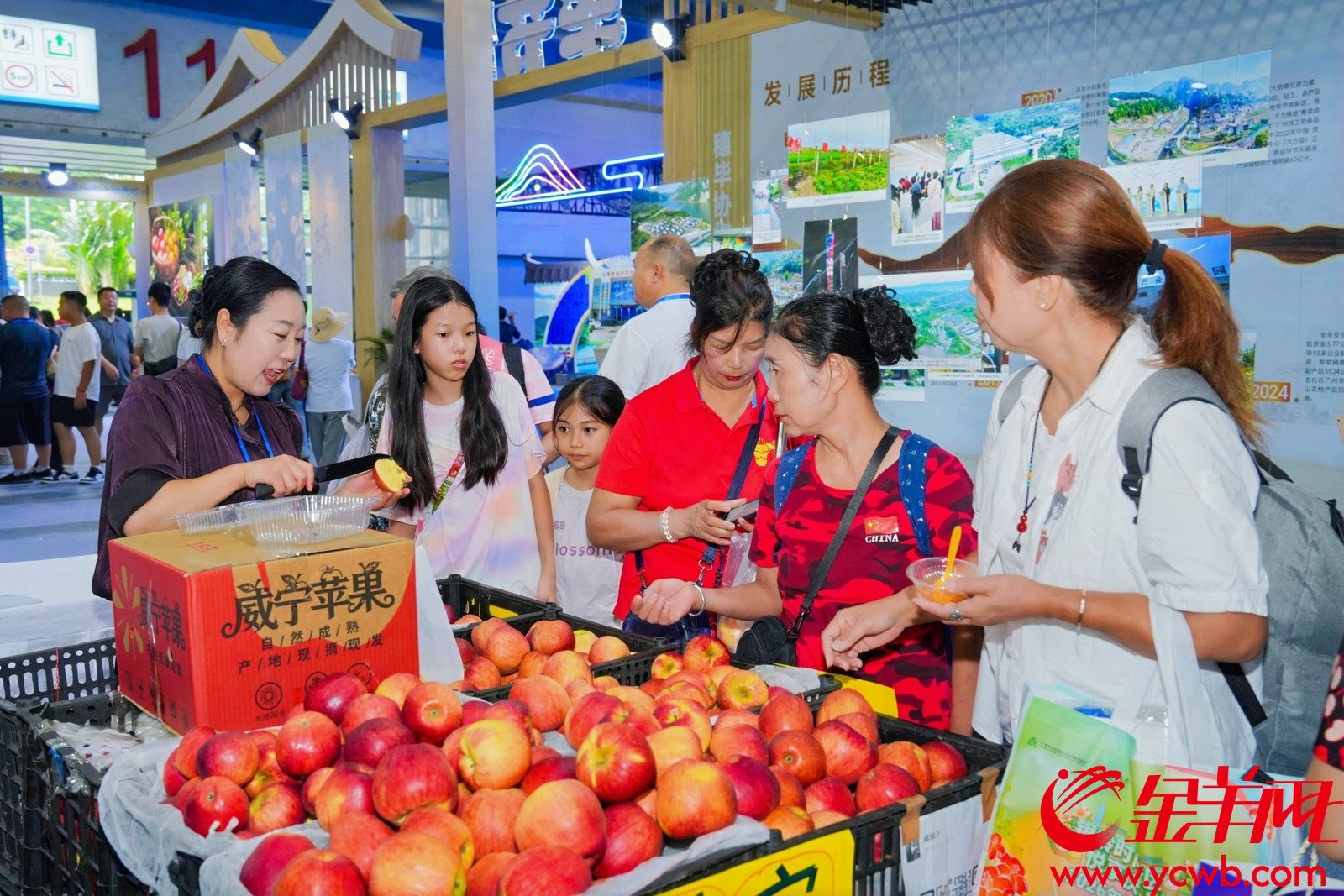 市民选购各地特产 市民选购各地特产