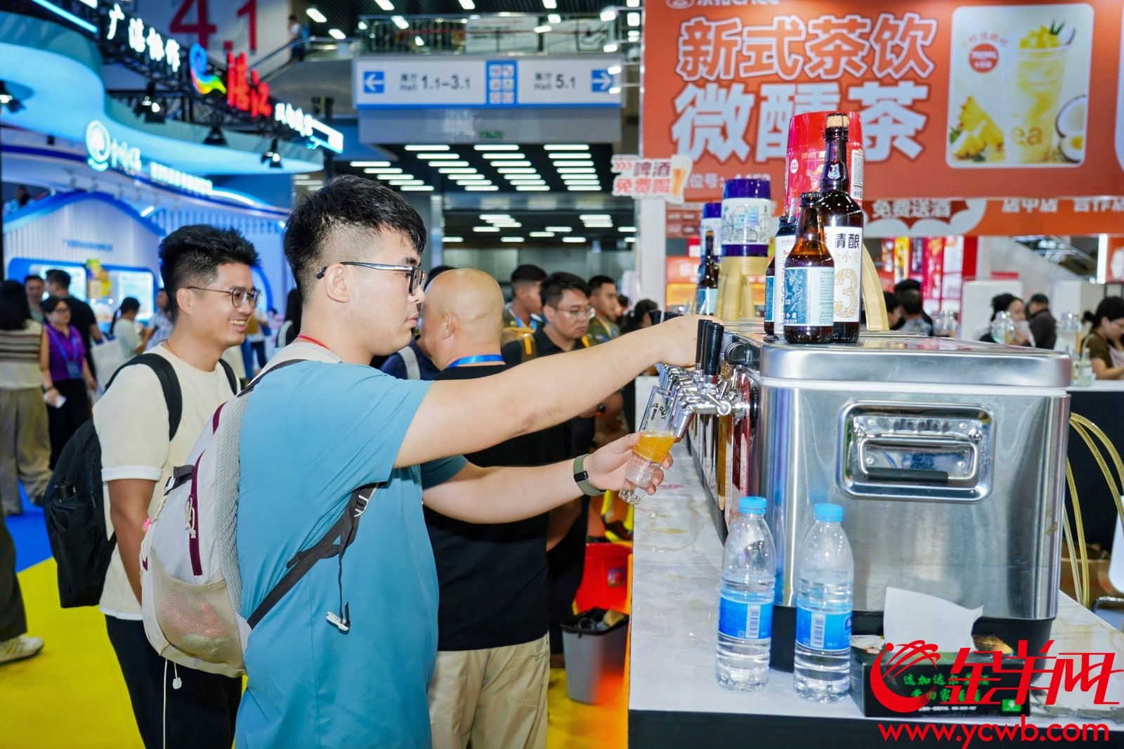 市民现场体验茶饮 市民现场体验茶饮