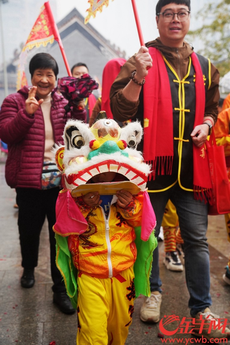  “小狮子”也来参加巡游