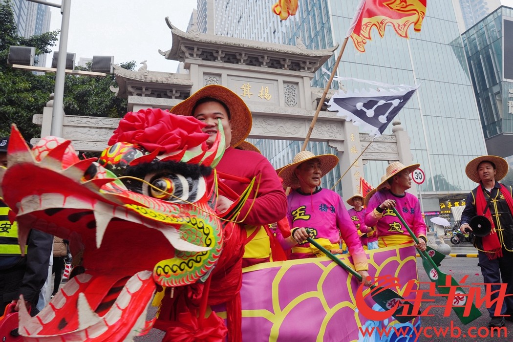  陆上龙舟队在杨箕村牌坊前巡游