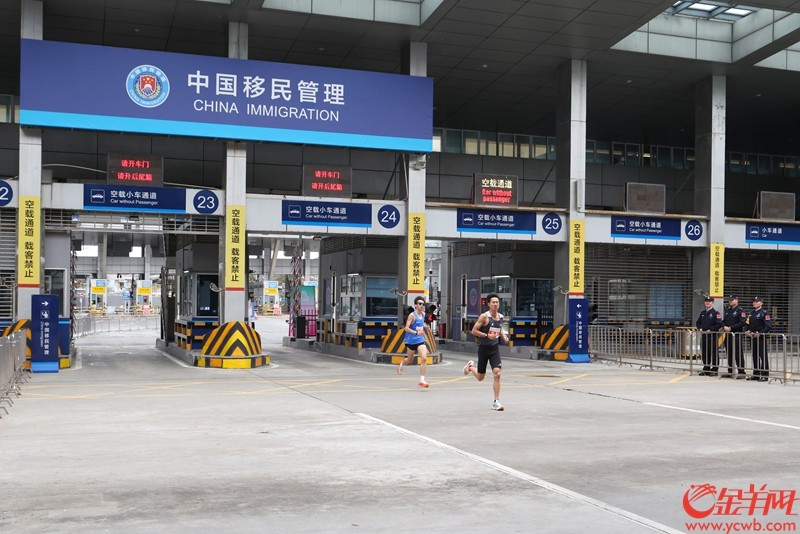 参赛选手经深圳湾口岸边检小车查验通道奔跑。通讯员 黄杰宏 摄