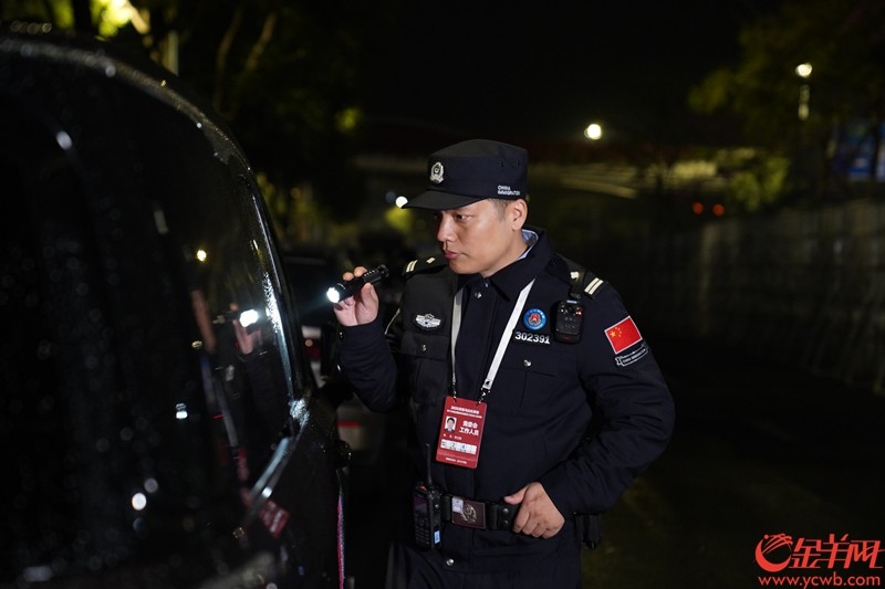 深圳边检总站移民管理警察对赛事车辆进行检查。通讯员 周展羽 摄