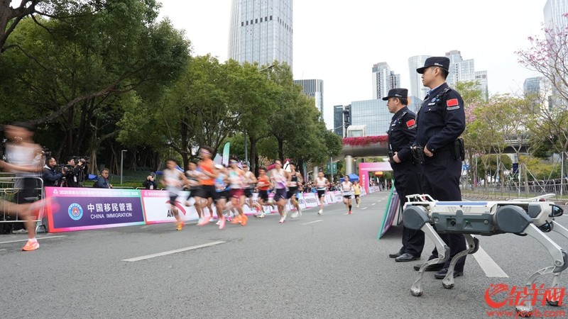 深圳边检总站移民管理警察应用“四足机器人”加强赛事巡查监护。通讯员 陈轩颖 摄