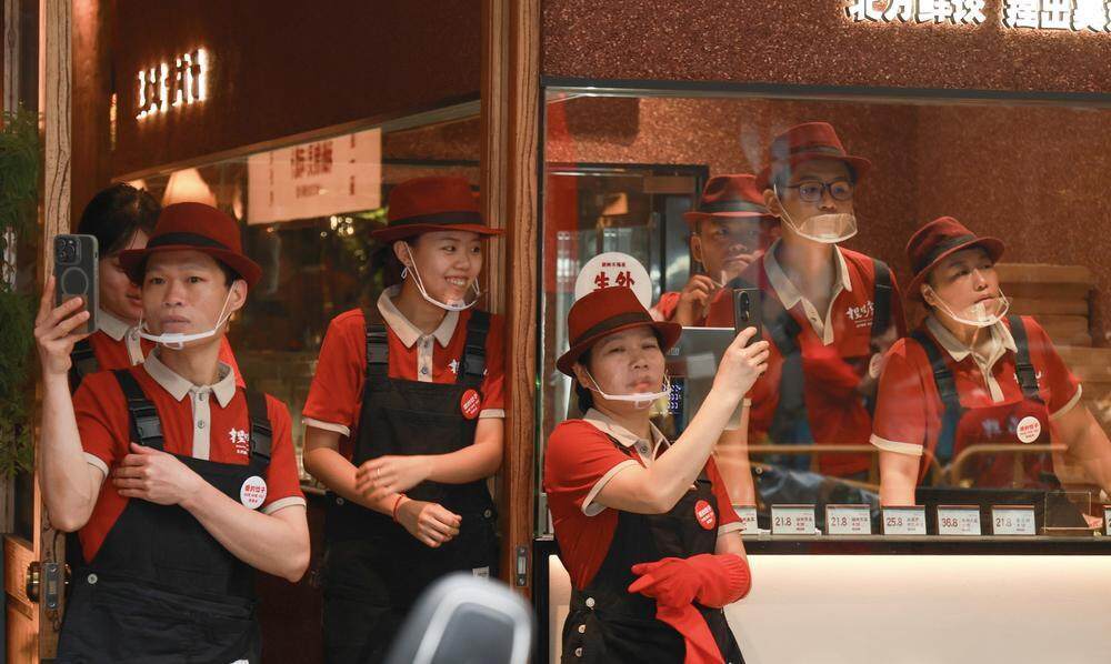 巡游吸引人群围观 巡游吸引人群围观