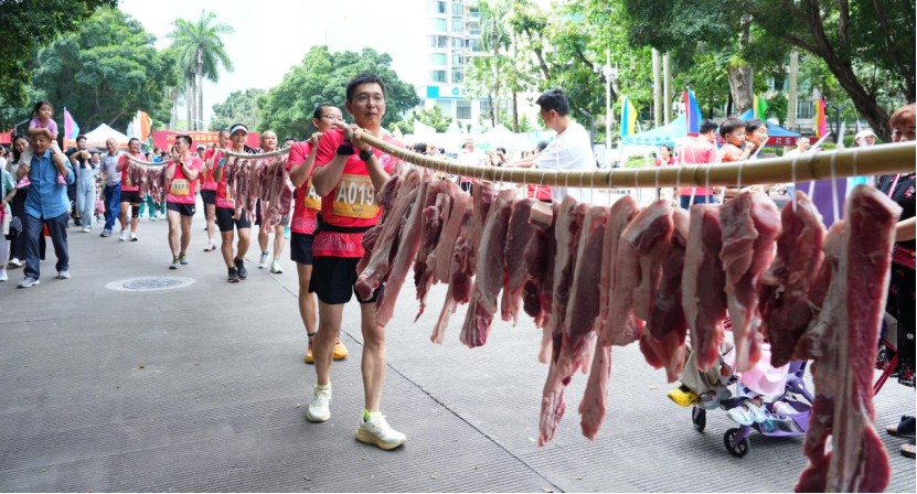骏景半程马拉松赛特色奖品“猪肉”巡游