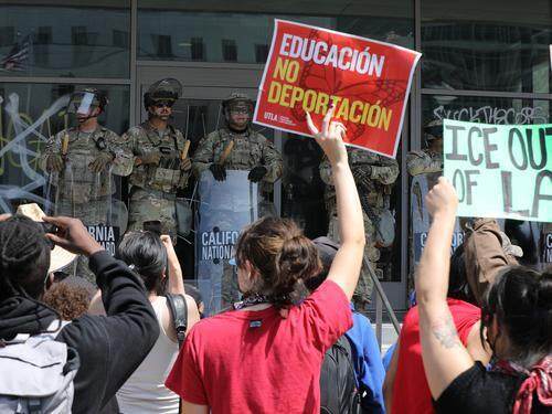 洛杉矶示威者和国民警卫队对峙(图/新华社) 洛杉矶示威者和国民警卫队对峙(图/新华社)