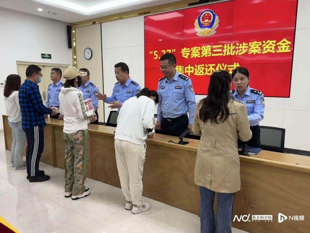 受害者领取返还资金后向民警鞠躬致谢。