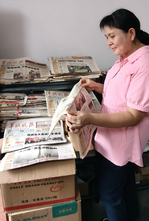 刘丽在家中整理收藏的老报纸